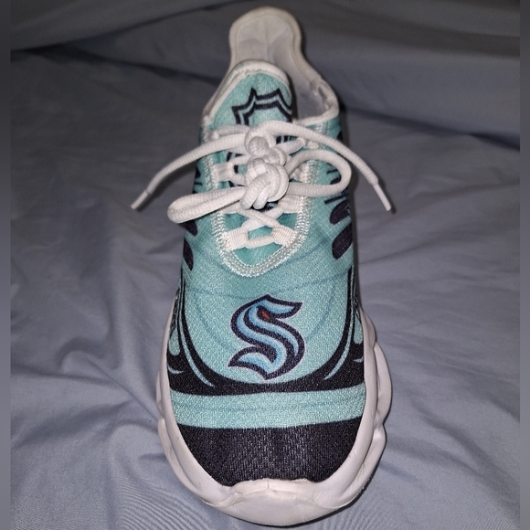 A pair of Seattle Kraken Chris athletic shoes in a EU 43 size 43, or US 9/9.5. - Picture 8 of 12
